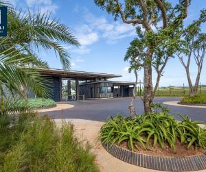 un edificio con una palmera delante en Zimbali Lakes Boulevard Suites 261, en Ballito