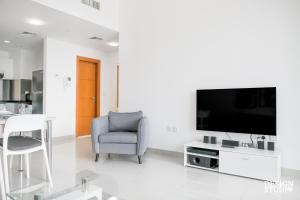 Un televizor și/sau centru de divertisment la LIGHT APARTMENT by Design Studio