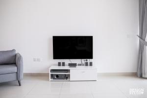 Un televizor și/sau centru de divertisment la LIGHT APARTMENT by Design Studio