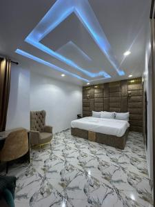 Postel nebo postele na pokoji v ubytování Mega Cloud Hotel And Suites