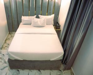 Voodi või voodid majutusasutuse Mega Cloud Hotel And Suites toas