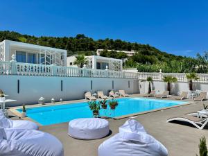 Bazén v ubytování Hotel Sirena - Servizio spiaggia inclusive nebo v jeho okolí