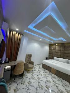 Postel nebo postele na pokoji v ubytování Mega Cloud Hotel And Suites