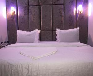 Voodi või voodid majutusasutuse Mega Cloud Hotel And Suites toas