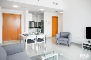 Un televizor și/sau centru de divertisment la LIGHT APARTMENT by Design Studio