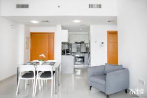 O bucătărie sau chicinetă la LIGHT APARTMENT by Design Studio