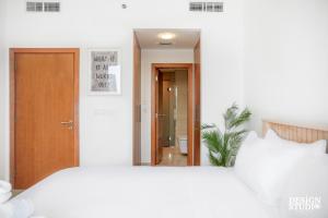 Un pat sau paturi într-o cameră la LIGHT APARTMENT by Design Studio +37 fotografii