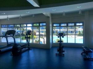 Fitness centrum a/nebo fitness zařízení v ubytování Spacious Studio unit with Balcony and Seaview