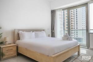 Un pat sau paturi într-o cameră la LIGHT APARTMENT by Design Studio