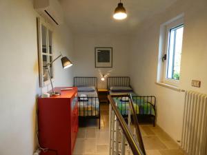 pokój z dwoma łóżkami piętrowymi i stołem w obiekcie Villa Miccoli apartments w mieście Ceglie Messapica +21 zdjęć