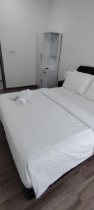 ein großes weißes Bett in einem Zimmer mit in der Unterkunft AGILE Residences By Zaima in Kuala Lumpur