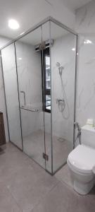 ein Bad mit einer Dusche und einem WC in der Unterkunft AGILE Residences By Zaima in Kuala Lumpur