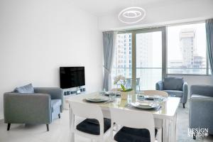 Un televizor și/sau centru de divertisment la LIGHT APARTMENT by Design Studio