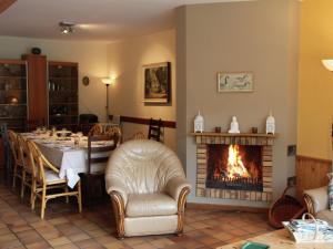 una sala da pranzo con tavolo e camino di Holiday home for 10 people set in castle grounds a Barvaux-Condroz