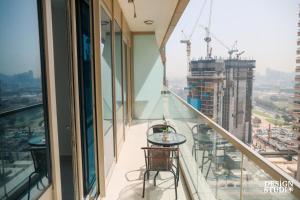 Un balcon sau o terasă la LIGHT APARTMENT by Design Studio