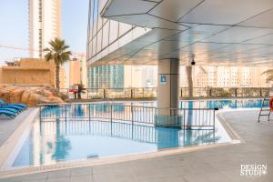Piscina de la sau aproape de LIGHT APARTMENT by Design Studio