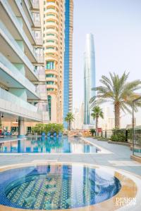 Piscina de la sau aproape de LIGHT APARTMENT by Design Studio