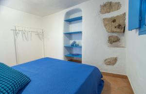 a bedroom with a blue bed and blue shelves at Villa Angela - Ginevra in LMP