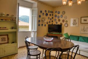 a living room with a table and chairs and a couch at Villa Pini Balbiani - Appartamento Pini in Lierna