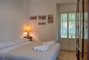 two beds in a bedroom with towels on them at Villa Pini Balbiani - Appartamento Pini in Lierna
