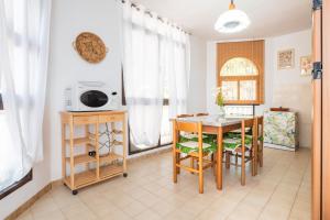 a kitchen and dining room with a table and chairs at Villa Giovanna - Relax Beach 80m in Solanas +26 photos