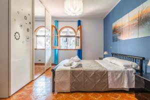 a bedroom with a bed and a blue wall at Villa Giovanna - Relax Beach 80m in Solanas