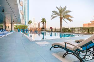 Piscina de la sau aproape de LIGHT APARTMENT by Design Studio
