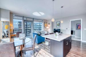 Una cocina y una sala de estar con mesa y sillas. en Luxury Apt with Balcony In Seaport, en Boston