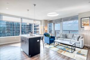 Una cocina y una sala de estar con un sofá y una mesa. en Luxury Apt with Balcony In Seaport, en Boston 31 fotos más