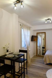 a room with a dining table and a bedroom at Le Dreamy - Terrasse et parking in Albertville