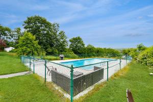 Bazén v ubytování The Poolside Paradise nebo v jeho okolí