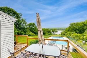 Bazén v ubytování The Poolside Paradise nebo v jeho okolí