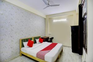 Postel nebo postele na pokoji v ubytování Hotel O Classic Inn