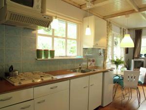 Majoituspaikan Romantic Cottage in Bergen North Holland with terrace keittiö tai keittotila