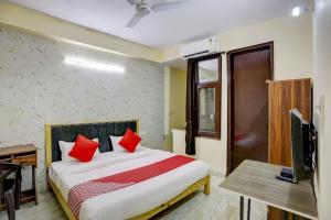 Postel nebo postele na pokoji v ubytování Hotel O Classic Inn