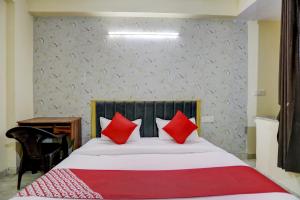 Postel nebo postele na pokoji v ubytování Hotel O Classic Inn