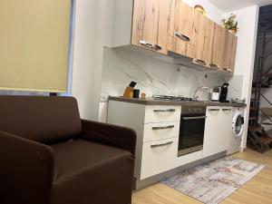 a kitchen with a stove and a chair in a room at Ricchizza di casa in Naro
