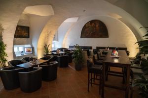 a restaurant with black chairs and tables in a room at Klosterhotel Wöltingerode in Goslar