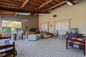 TV a/nebo společenská místnost v ubytování Chacara otima localizacao, piscina e churrasqueira