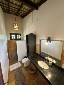 a bathroom with a sink and a toilet at Casa Wind - a 60 m da praia e do centrinho de BG caminhando in Barra Grande
