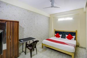 Postel nebo postele na pokoji v ubytování Hotel O Classic Inn