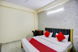 Postel nebo postele na pokoji v ubytování Hotel O Classic Inn