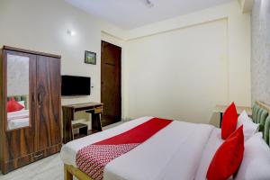 Postel nebo postele na pokoji v ubytování Hotel O Classic Inn