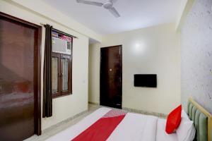 Postel nebo postele na pokoji v ubytování Hotel O Classic Inn