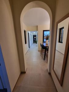 un corridoio di una casa con arco di Retiro Costa de Lava Garachico a Garachico