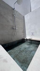 una doccia in bagno con piscina d'acqua di Retiro Costa de Lava Garachico a Garachico Altre 41 foto