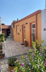 a house with a courtyard with flowers and plants at La Casetta in Baratili San Pietro