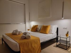 Ένα ή περισσότερα κρεβάτια σε δωμάτιο στο officina23 HOME GALLERY art & wellness SUITE