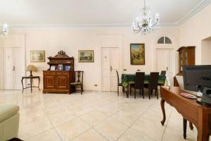 TV a/nebo společenská místnost v ubytování Borgo Antico Santa Lucia