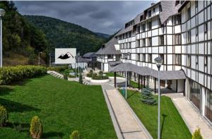 an aerial view of a building with a green lawn at Apartman Iva Brzeće-Kopaonik in Brzeće